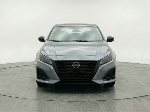 Used 2025 Nissan Altima 2.5 SV FWD image 2