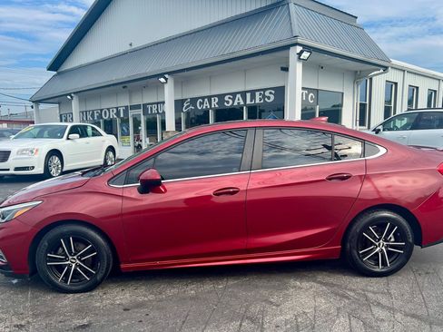 Used 2017 Chevrolet Cruze LT w/ Sun And Sound Package FWD image 8