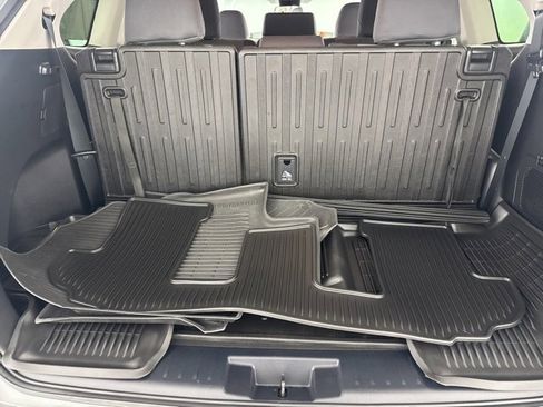 Used 2023 Toyota Highlander L image 21