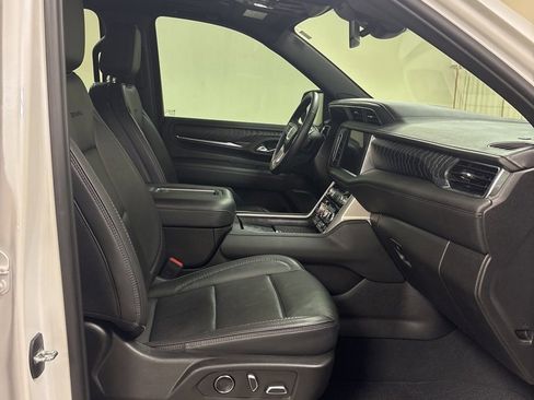 Used 2023 GMC Yukon XL Denali image 30