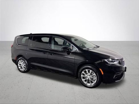 Certified 2025 Chrysler Pacifica Select AWD/4WD image 5
