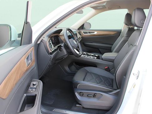 Used 2025 Volkswagen Atlas SE FWD image 13