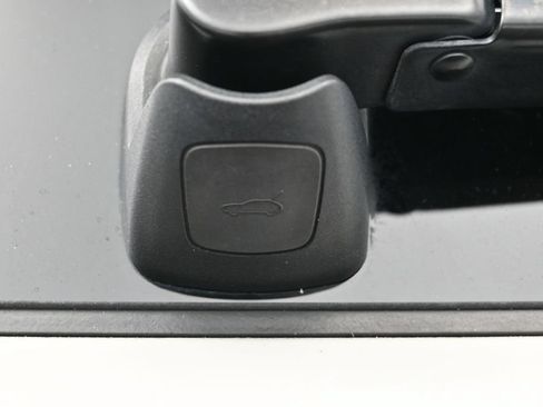 Certified 2022 Porsche Macan S AWD/4WD image 31