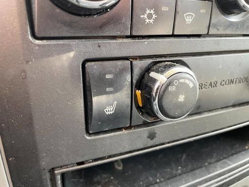 Used 2008 Chrysler Town & Country Touring image 38