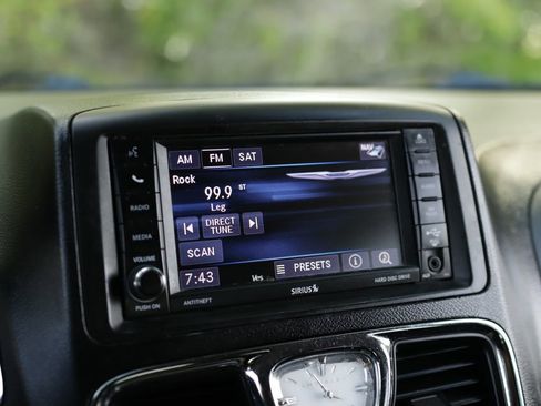 Used 2014 Chrysler Town & Country Touring-L FWD image 28