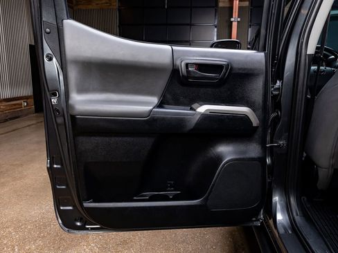 Used 2018 Toyota Tacoma SR5 AWD/4WD image 35
