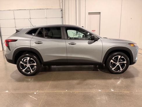 Used 2024 Chevrolet Trax RS w/ Driver Confidence Package FWD image 4