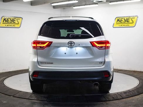 Used 2017 Toyota Highlander Plus w/ Carpet Mat Package image 3