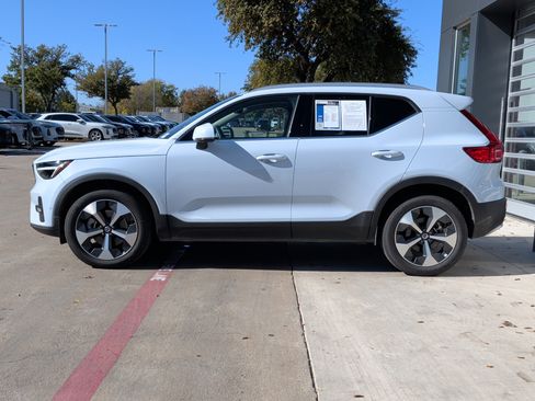 Used 2025 Volvo XC40 B5 Plus image 6