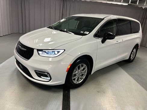 Used 2024 Chrysler Pacifica Touring-L image 3