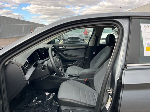 Used 2025 Volkswagen Jetta SE image 25