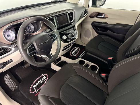 Used 2023 Chrysler Voyager LX image 15