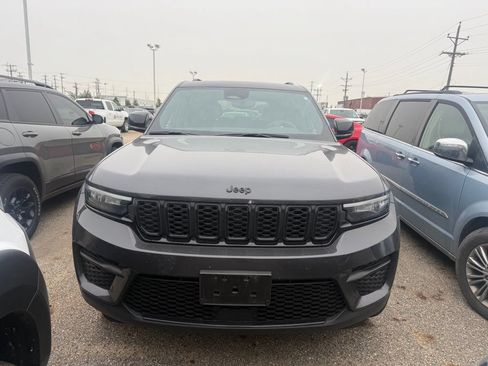 Used 2023 Jeep Grand Cherokee Altitude AWD/4WD image 3