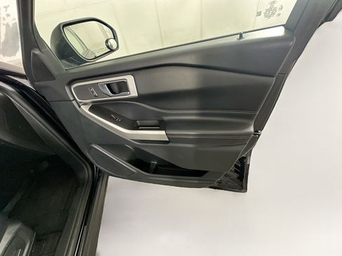 Used 2022 Ford Explorer XLT w/ Equipment Group 202A image 33