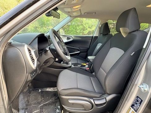 Used 2025 Kia Soul LX w/ LX Technology Package FWD image 9