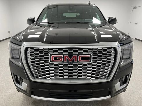Used 2022 GMC Yukon XL Denali w/ Advanced Technology Package AWD/4WD image 3