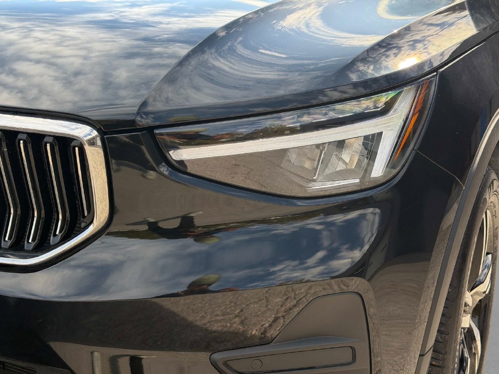 Used 2025 Volvo XC40 B5 Core AWD/4WD image 11