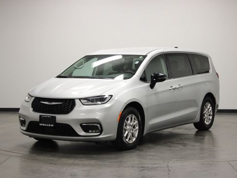 Used 2024 Chrysler Pacifica Touring-L FWD image 4