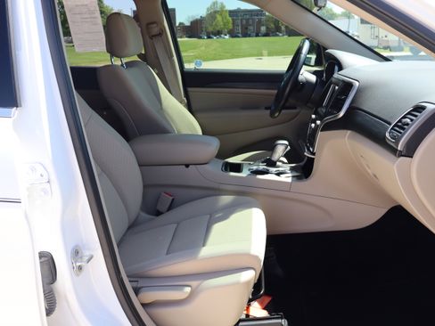 Used 2021 Jeep Grand Cherokee Laredo w/ Security & Convenience Group AWD/4WD image 12
