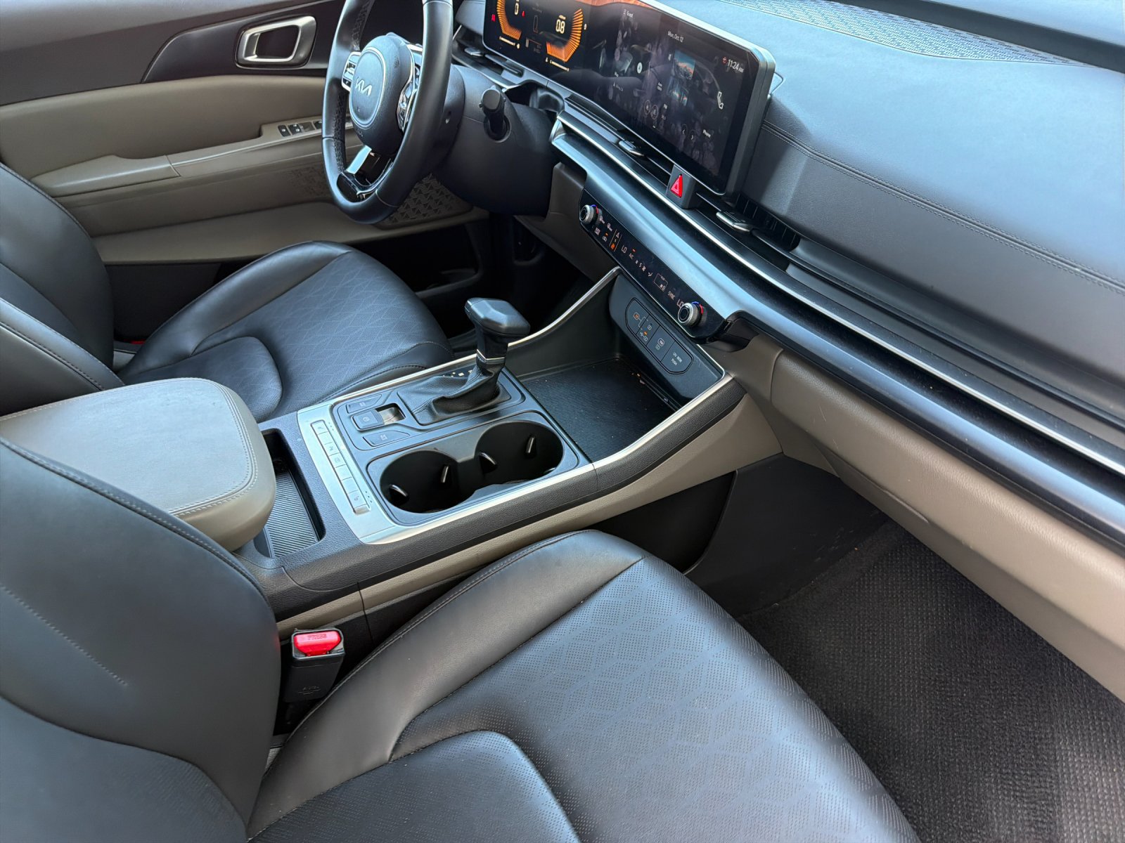 Used 2025 Kia Carnival FWD image 19