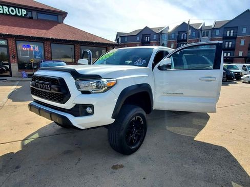 Used 2017 Toyota Tacoma TRD Off-Road image 3