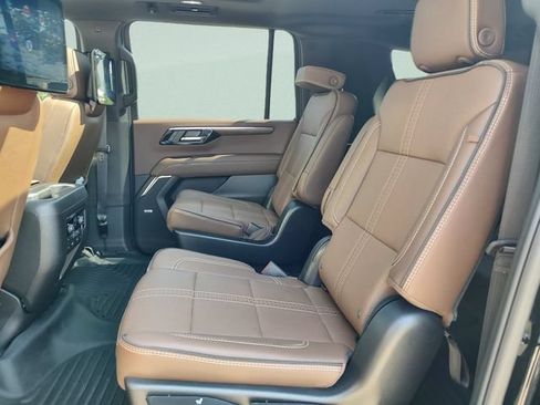 Used 2026 Chevrolet Suburban High Country AWD/4WD image 28