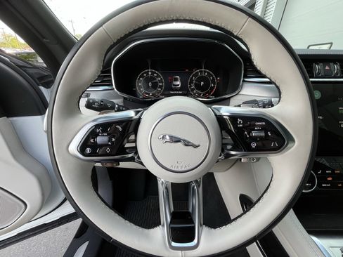 Used 2025 Jaguar F-PACE R-Dynamic S image 18