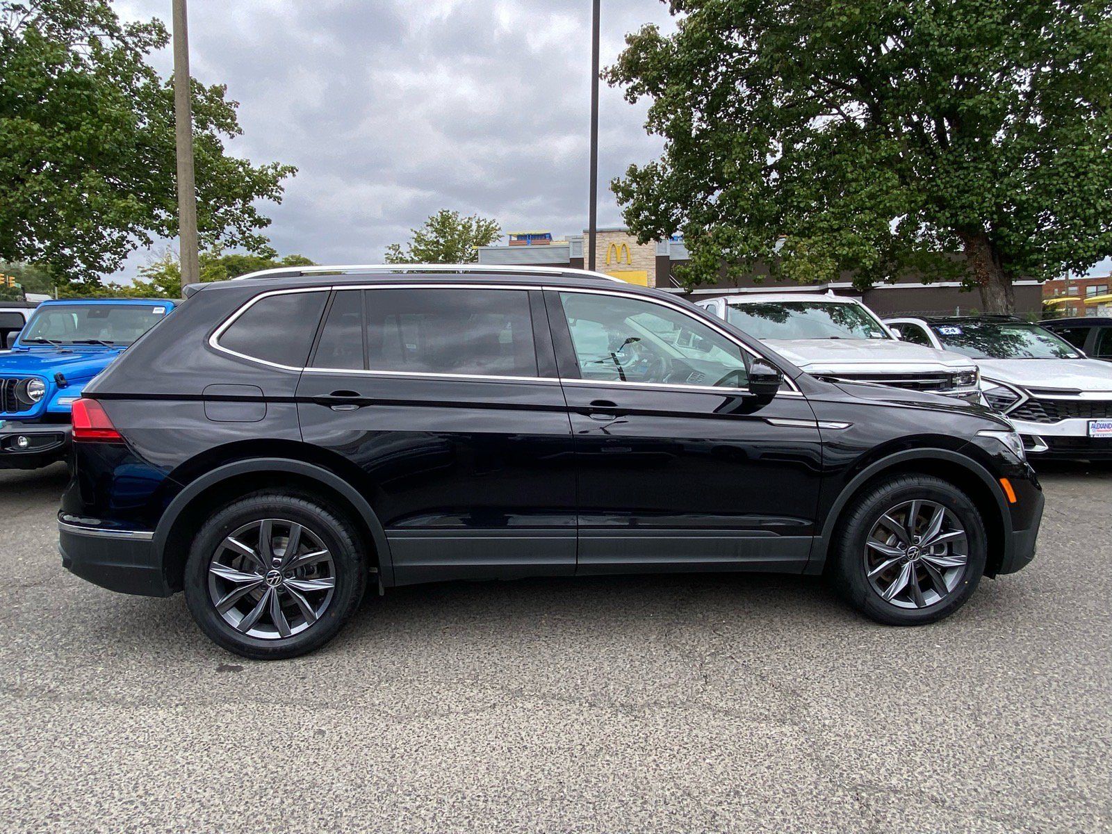 Certified 2023 Volkswagen Tiguan SE w/ Panoramic Sunroof Package FWD image 2