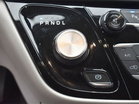 Used 2017 Chrysler Pacifica Touring-L w/ Tire & Wheel Group image 28