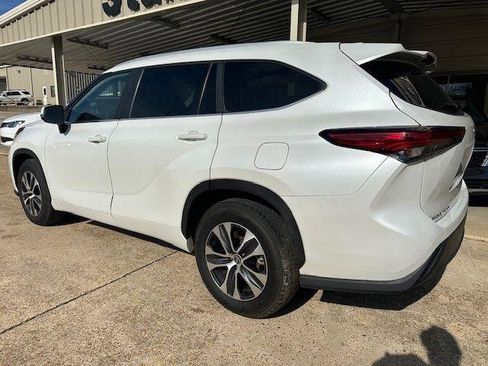 Used 2023 Toyota Highlander XLE FWD image 5
