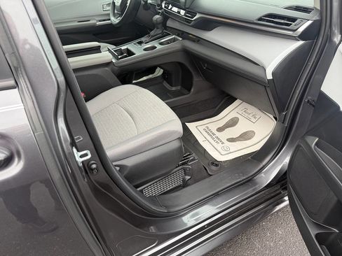 Used 2025 Toyota Sienna LE image 12