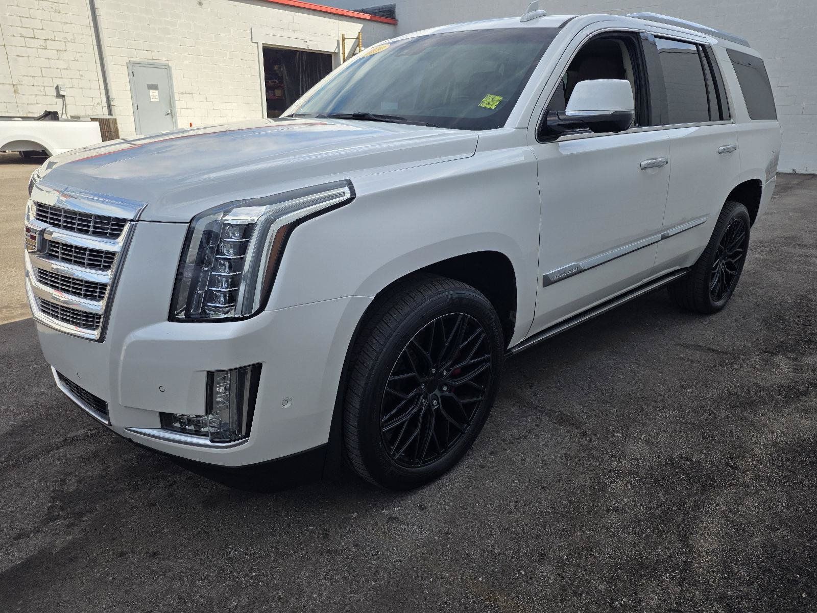 Used 2019 Cadillac Escalade Premium Luxury w/ LPO, Radiant Package AWD/4WD image 23