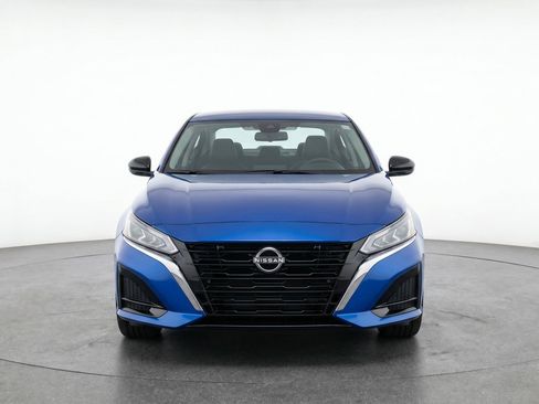 Used 2025 Nissan Altima 2.5 SV FWD image 2