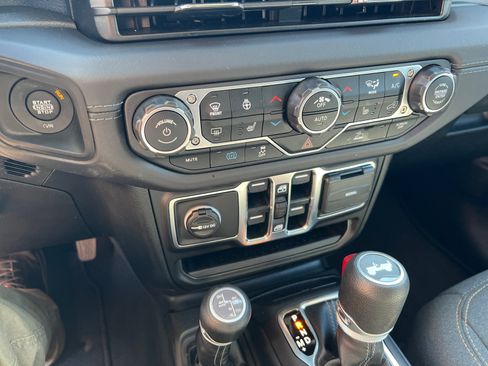 Used 2025 Jeep Wrangler Sahara image 26