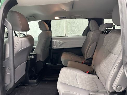 Used 2025 Toyota Sienna LE image 48