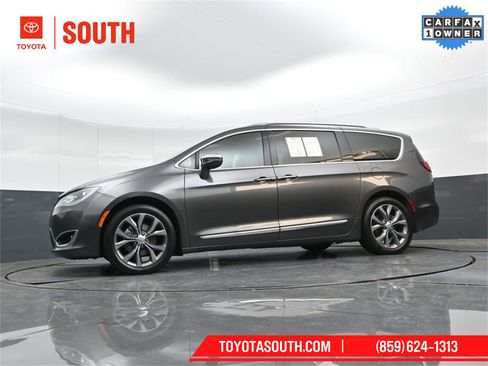 Used 2020 Chrysler Pacifica Limited image 35