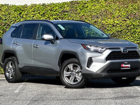 Used 2025 Toyota RAV4 XLE AWD/4WD image 2