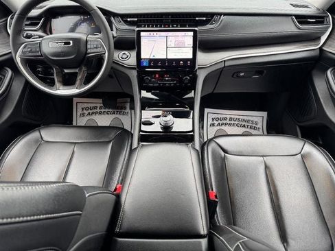 Used 2023 Jeep Grand Cherokee Limited w/ Black Appearance Package image 11