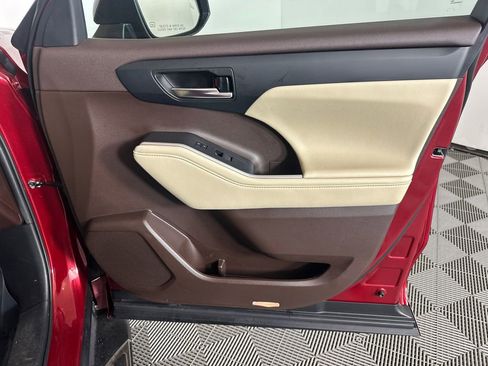 Used 2022 Toyota Highlander XLE image 14
