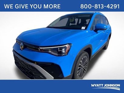 Used 2025 Volkswagen Taos SE w/ Panoramic Sunroof Package