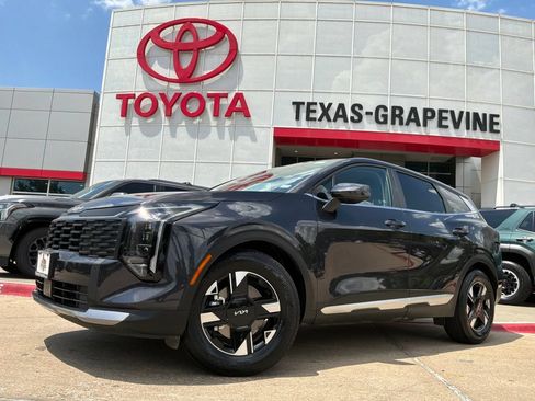 Used 2026 Kia Sportage LX FWD image 2