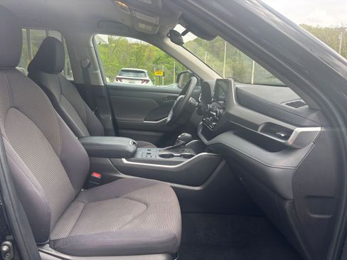 Used 2025 Toyota Highlander LE FWD image 30