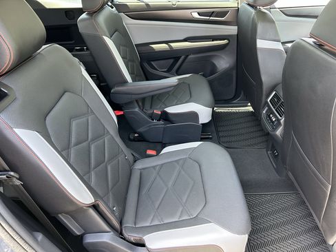 Used 2025 Volkswagen Atlas Peak Edition SE AWD/4WD image 11