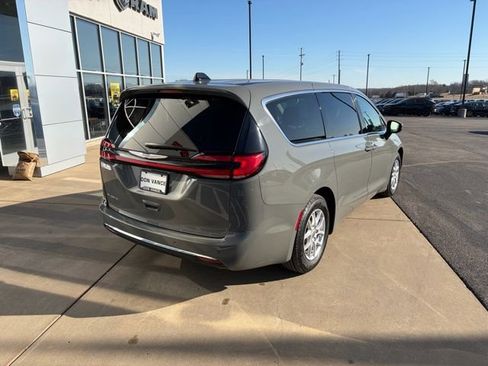 Used 2023 Chrysler Pacifica Touring-L image 6