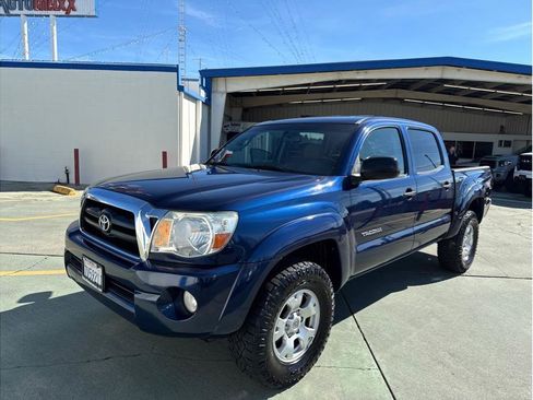Used 2005 Toyota Tacoma w/ TRD Off-Road Package image 2