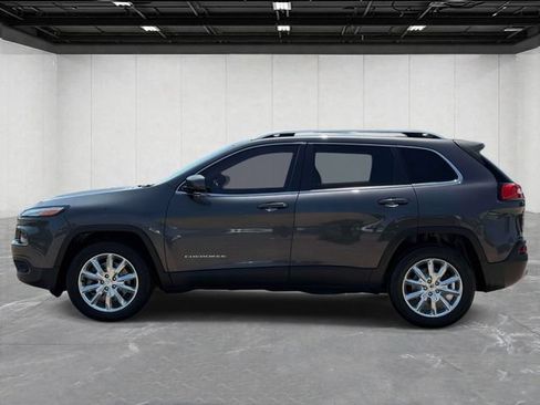 Used 2017 Jeep Cherokee Limited w/ Luxury Group AWD/4WD image 8