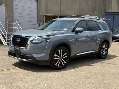 Used 2023 Nissan Pathfinder Platinum FWD image 3
