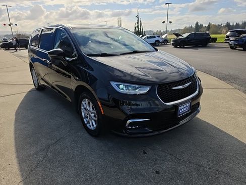 Used 2024 Chrysler Pacifica Touring-L FWD image 8