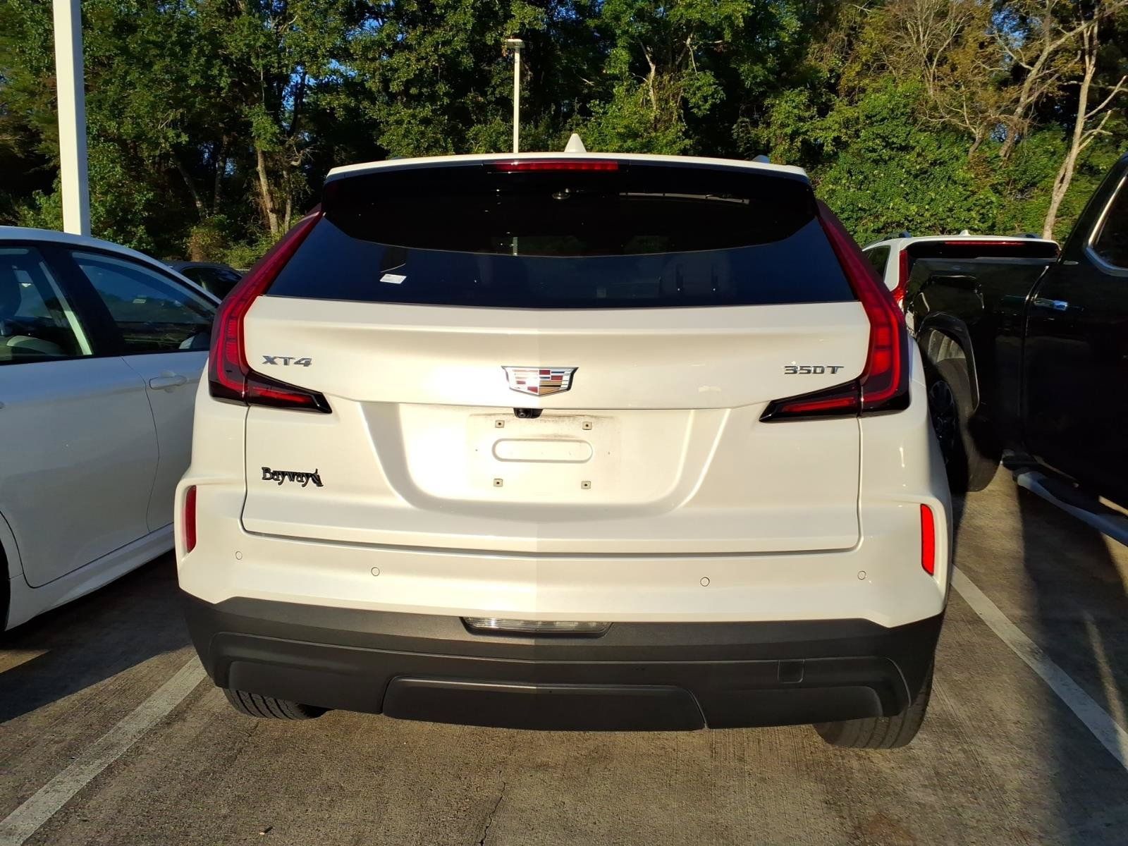 Used 2024 Cadillac XT4 Luxury w/ Cold Weather Package FWD image 6