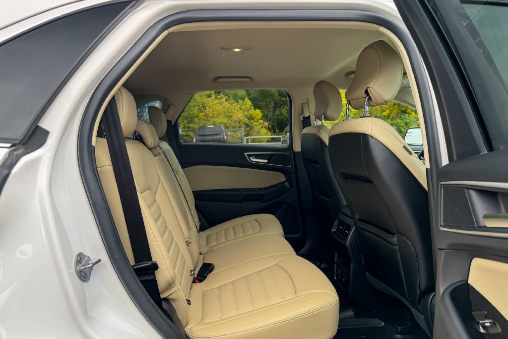 Used 2018 Ford Edge SEL w/ Equipment Group 201A AWD/4WD image 16
